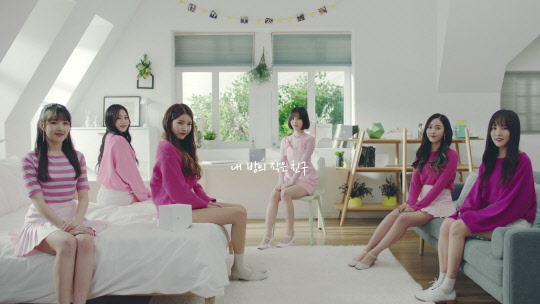 디케이는 아이돌 그룹 여자친구를 DK 미니에어 2018년 광고모델로 발탁하고, '귀를 기울이면' DK 미니에어 버전 뮤직비디오를 공개했다. 신제품 공식 출시 전 선공개한 뮤직비디오로, "즐기는 듯 춤추는 모습에 절로 삼촌 미소가 지어진다", "팬들 취향 저격 뮤비다", "공기청정기와 여자친구 이미지가 너무 잘 맞는다" 등 팬들의 댓글이 달리면서 뮤직비디오 조회 수도 9만 건을 넘었다. 디케이 제공